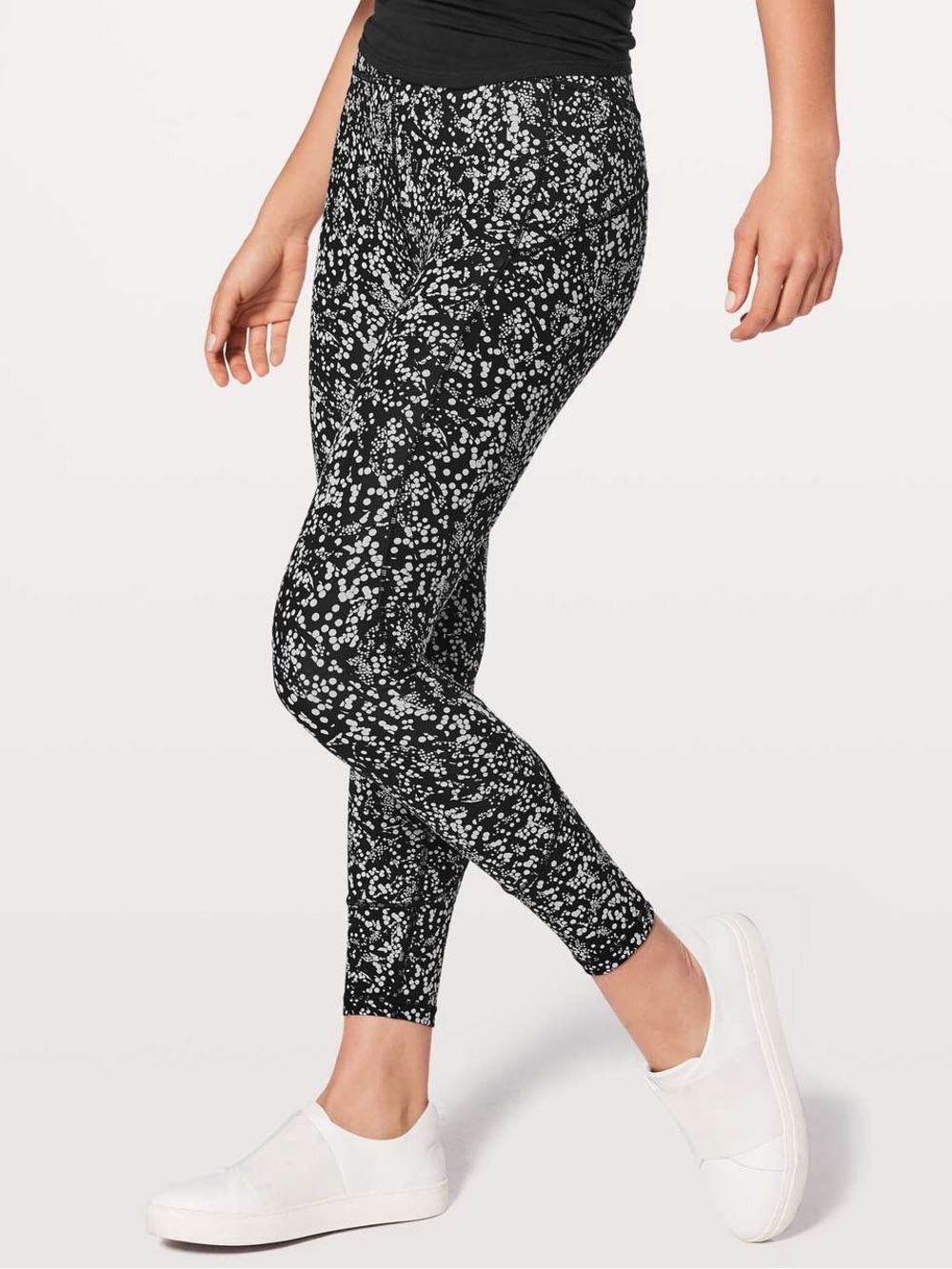 Lululemon In Movement 7/8 Tight *Everlux 25"
Chirasu Black